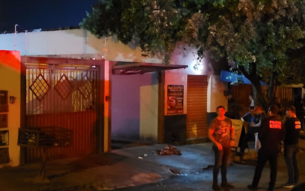 Casa onde mulher e filha foram mortas, em Rio Verde — Foto: Romero Rezende/TV Anhanguera
