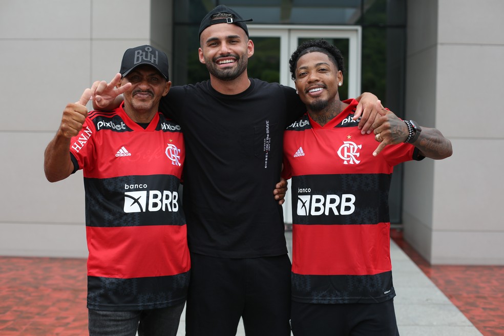 Marinho e o pai com Thiago Maia no CT — Foto: Gilvan de Souza/Flamengo