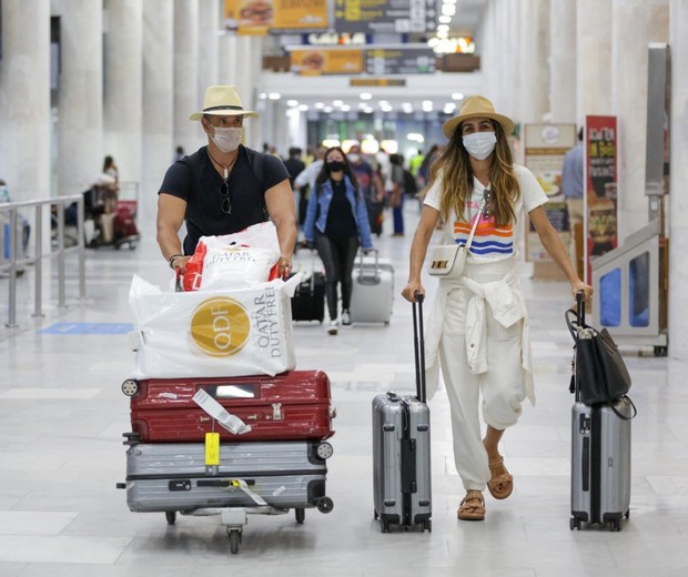 Marcio Garcia e Andréa Santa Rosa voltam ao Brasil após lua de mel no Egito (Foto: Victor Chapetta/ Agnews)