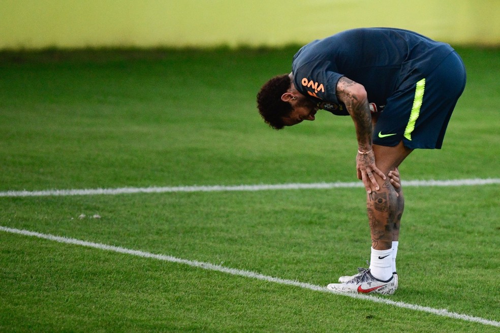 Neymar sente o joelho esquerdo em treinamento da seleção brasileira — Foto: Pedro Martins/MoWA Press