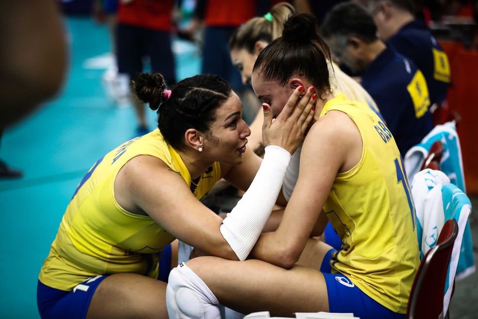 Tandara consola Gabi após eliminação na segunda fase do Mundial — Foto: Divulgação/FIVB