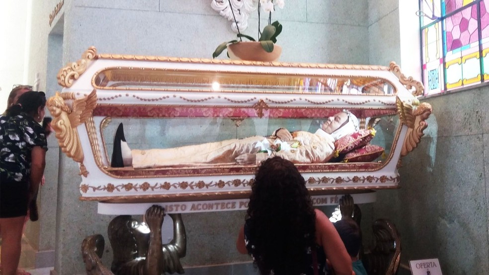Esquife que guarda os restos mortais da beata Nhá Chica, no Santuário Nossa Senhora da Conceição, em Baependi — Foto: Crédito: Arquivo pessoal de Maria do Carmo Nicoliello