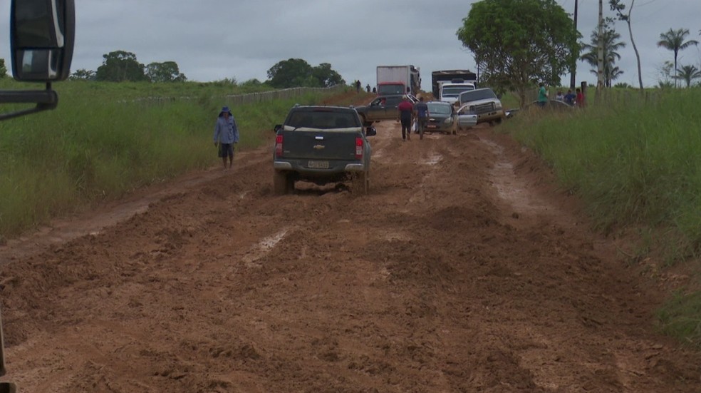 Com RO-459 interditada, rota alternativa para cidade de RO tem situação precária devido a lama e atoleiro — Foto: Rede Amazônica/Reprodução