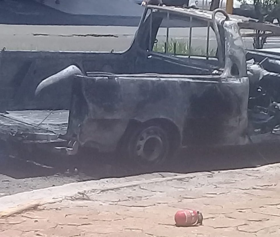 Incêndio destruiu veículo em Presidente Prudente — Foto: Claudia Neves de Matos