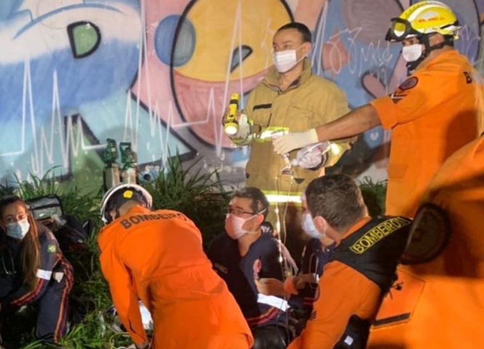 Bombeiros socorrem pai e filho vítimas de choque elétrico em Taguatinga, no DF — Foto: CBMDF/Divulgação