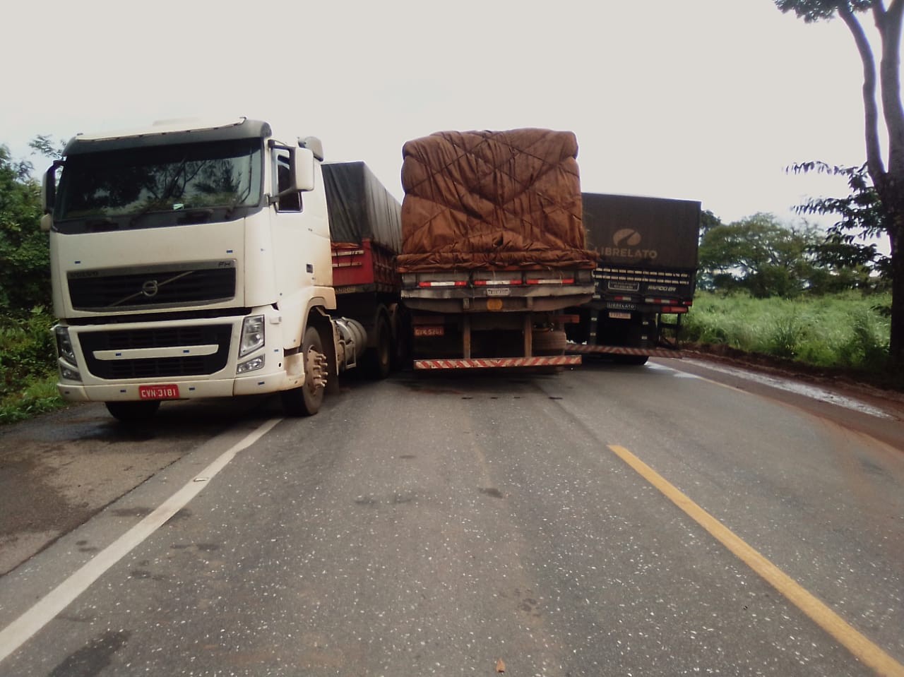 Acidente entre caminhões interdita BR-153 e causa congestionamento no sul do estado