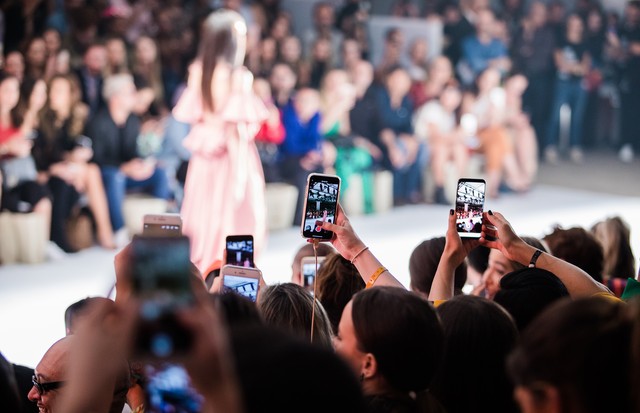 SAO PAULO, BRAZIL - APRIL 24: An alternative view of the audience with cell phones in facebook live, instagram and snapchat during Amir Slama fashion show during Sao Paulo Fashion Week N45 SPFW Summer 2019 at Brazilian Cultures Engineer Armando de Arruda  (Foto: Getty Images)