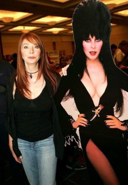 Cassandra Peterson e a personagem Elvira (Foto: Reprodução )