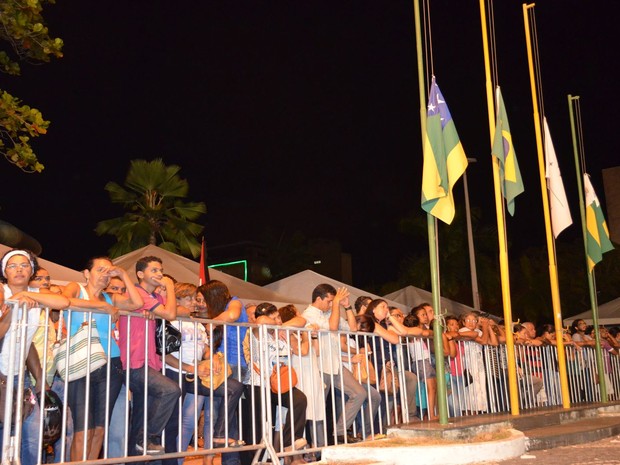 População acompanha de longe a cerimônia religiosa na Praça Fausto Cardoso (Foto: Marina Fontenele/G1)