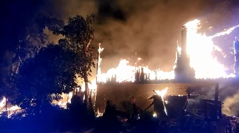 Incêndio deixou cinco casas destruídas — Foto: Reprodução/g1 PR