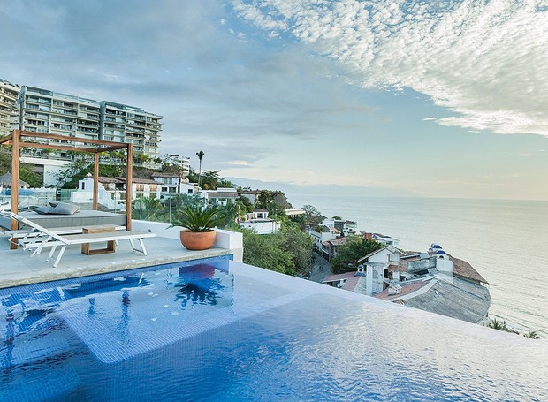Vista para o oceano pacífico em Puerto Vallata: Localizado em Jalisco, no México, este projeto é um verdadeiro luxo. Um dos momentos mais bonitos por lá é acompanhar o pôr do sol na piscina! Preço: US$ 170/noite (cerca de R$ 533) - airbnb.co.uk/rooms/9781 (Foto: AirBNB)