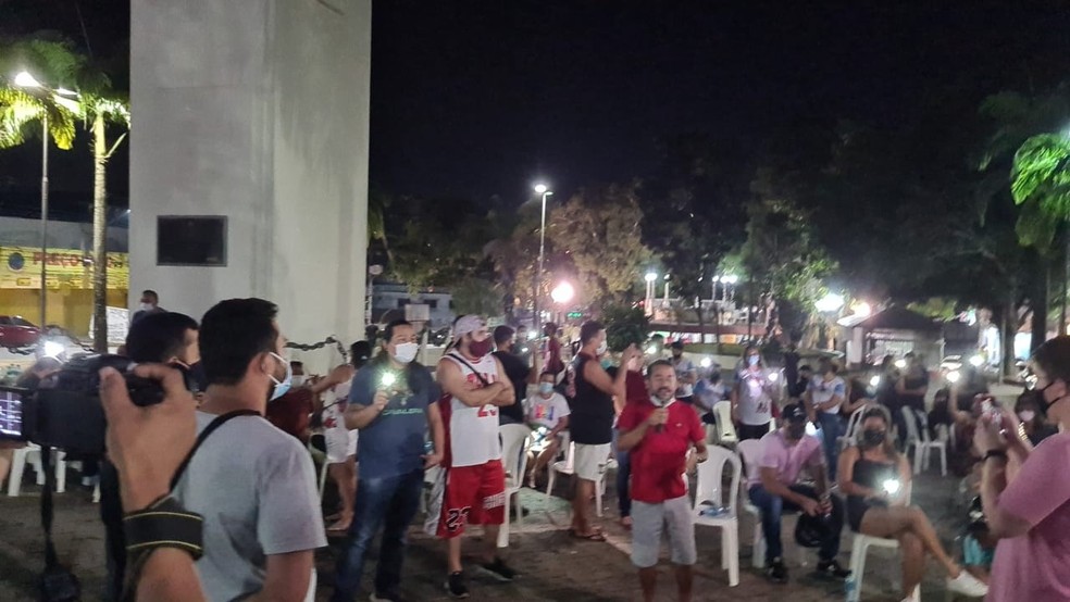 Servidores se reuniram, na noite de terça-feira (19), em frente ao Palácio Rio Branco em vigília  — Foto: Rosana Nascimento/Arquivo pessoal