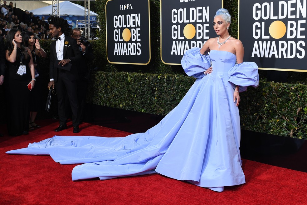 Lady Gaga no tapete vermelho do Globo de Ouro 2018 — Foto: VALERIE MACON / AFP