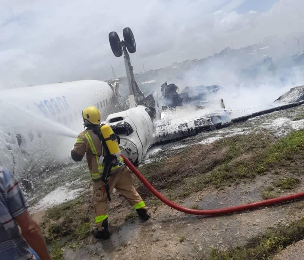 Avião fica de cabeça para baixo após acidente na Somália — Foto: SONNA