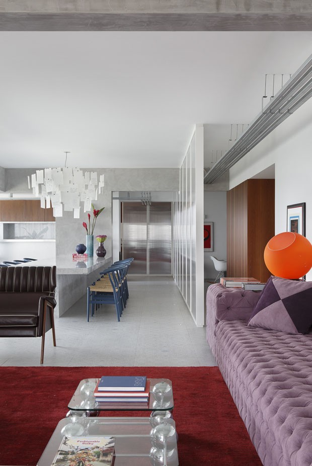 Apartamento contemporâneo equilibra cinza e tons vibrantes (Foto: MCA Estudio)