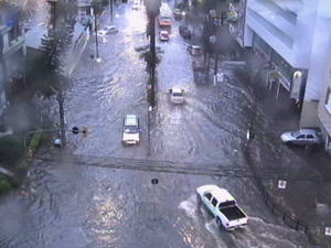Frame da rua Jose de Alencar alagada pela chuva em Porto Alegre (Foto: Reprodução/RBS TV)