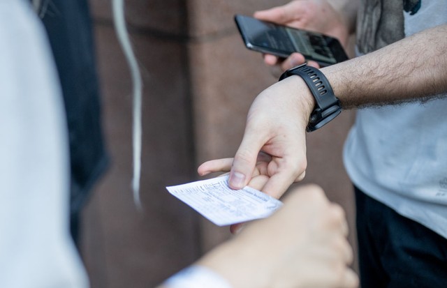 NEW YORK, NEW YORK - JUNE 20: A person presents his proof of vaccination while standing in line for the Foo Fighters show as Madison Square Garden reopens with the first full capacity concert since March 2020 on June 20, 2021 in New York City. (Photo by R (Foto: Getty Images)