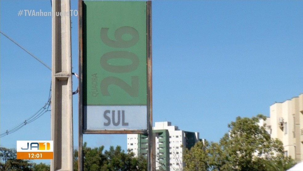 Placas continuam usando padrões de endereços que não valem mais — Foto: Reprodução/TV Anhanguera