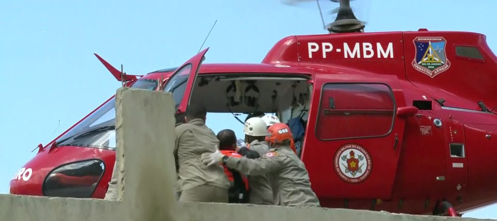 Bombeiros removem vÃ­tima com a ajuda de helicÃ³ptero no Rio â€” Foto: ReproduÃ§Ã£o/ TV Globo