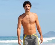 Sem camisa, Guito ganha elogios em foto na praia e José Loreto brinca sobre look: "Inimigo da moda"