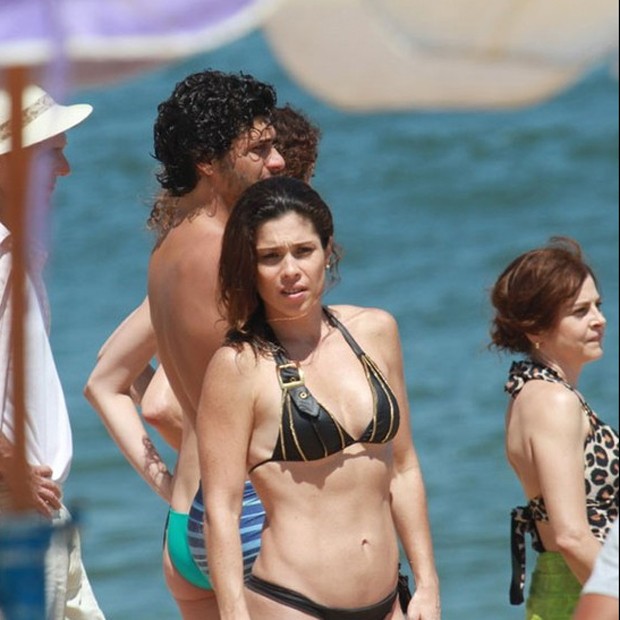 Thalita Lippi contracenando na praia com parte do elenco de 