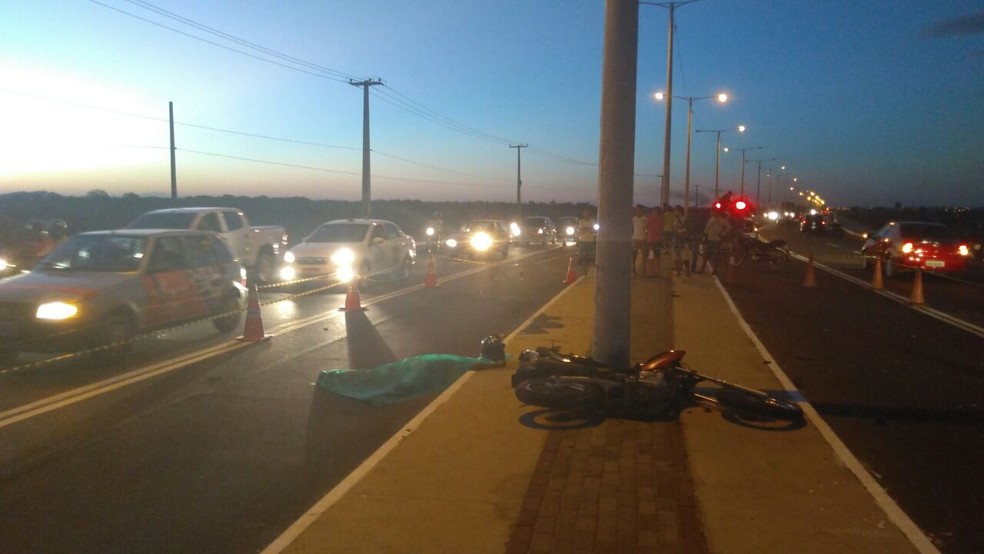 Homem perdeu o controle da moto em uma curva bateu contra um poste (Foto: Alan Rodrigues/TV Clube)
