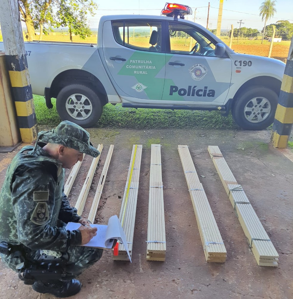 Polícia Militar Ambiental apreendeu batentes e guarnições sem documentação em Rosana (SP) — Foto: Polícia Militar Ambiental