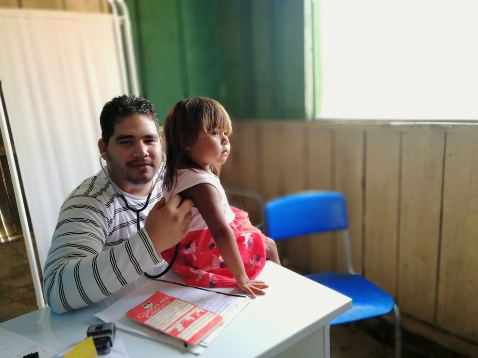 MÃ©dico cubano que atuava em aldeias indÃ­genas estÃ¡ desempregado e aguarda nova oportunidade no Mais MÃ©dicos â Foto: Arquivo Pessoal / Miguel Martinez Elias