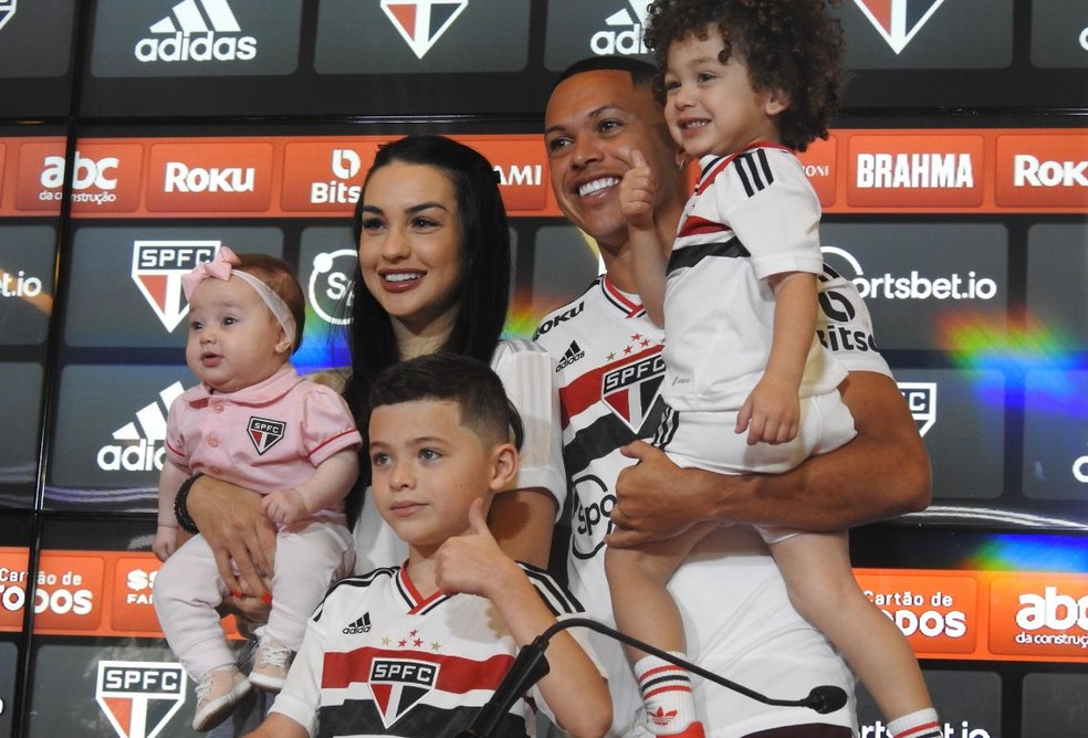 Marcos Guilherme e família na apresentação ao São Paulo — Foto: Eduardo Rodrigues
