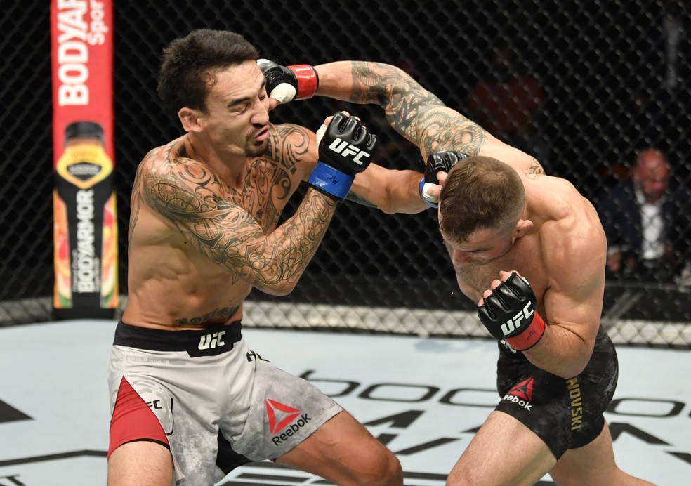 Alexander Volkanovski conecta bom golpe de direita em Max Holloway no UFC 251 — Foto: Getty Images