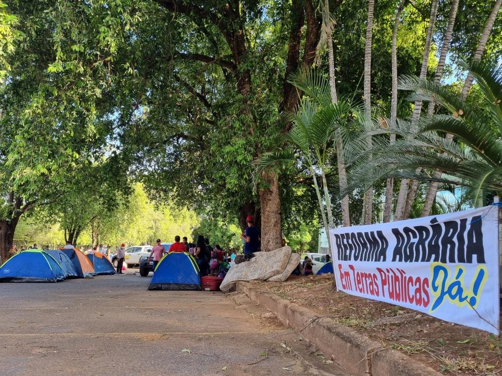 Famílias acampam em frente ao Incra, em Cuiabá — Foto: CPT-MT