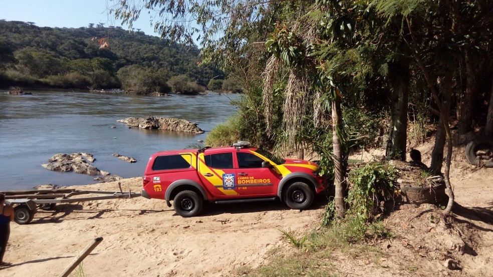 Corpo de pescador encontrado no Rio Tibagi, nesta quinta-feira (5), estava desaparecido desde domingo, segundo os bombeiros (Foto: Alex Durski)