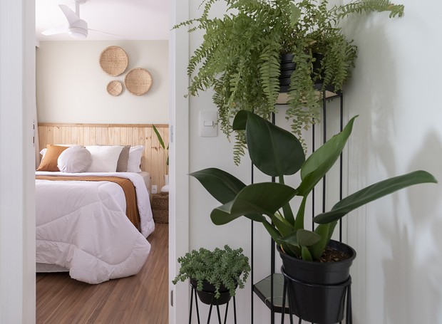 VERDE | Aqui, um conjunto de plantas dá as boas-vindas ao quarto, afinal o verde é um elemento importante no projeto do Studio Canto. Tripé mais alto da Selvvva  (Foto: Cris Farhat/Divulgação)