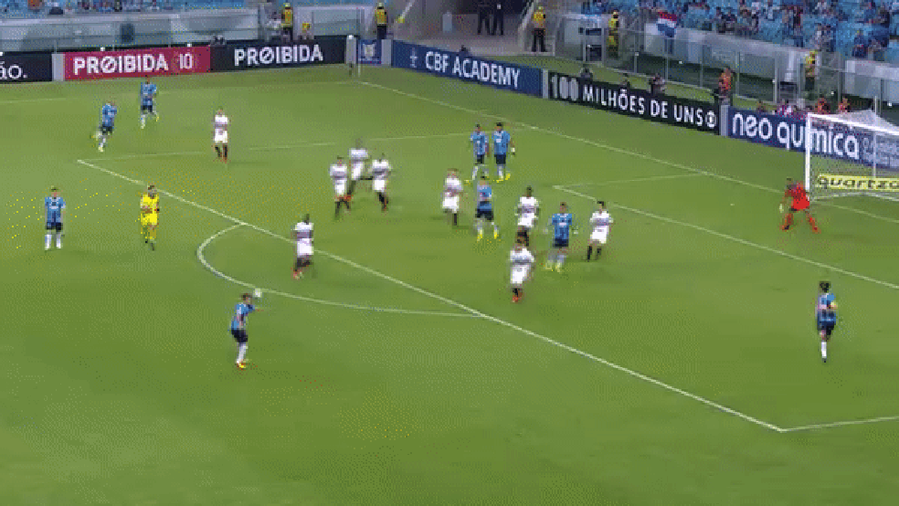 Defesa do São Paulo demora uma enormidade para reagir e deixa Geromel cruzar com tranquilidade (Foto: reprodução)