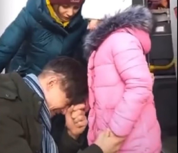 O pai ucraniano se despedindo da filha enviada para um abrigo em meio à invasão russa (Foto: Reprodução)