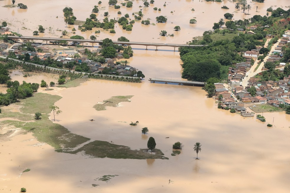 Chuvas de dezembro causaram destrui&ccedil;&atilde;o em diversas cidades do sul da Bahia, como Porto Seguro e Wenceslau Guimar&atilde;es &mdash; Foto: Isac Nobrega/Presid&ecirc;ncia/Handout via REUTERS