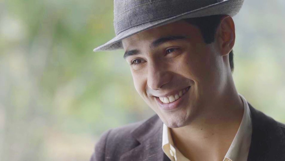 Carlos (Danilo Mesquita) se interessa por Mabel (Carla Nunes) em 'Éramos Seis' — Foto: Globo