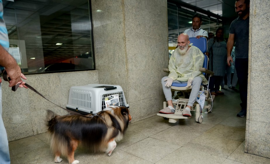 Paciente com câncer reencontra cachorro em hospital no Recife; veja vídeo