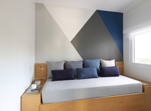 O dormitório de hóspedes recebeu um desenho geométrico na parede com cores neutras que refletem o conceito do projeto (Foto: Mariana Orsi com Debbie Apsan/Divulgação)