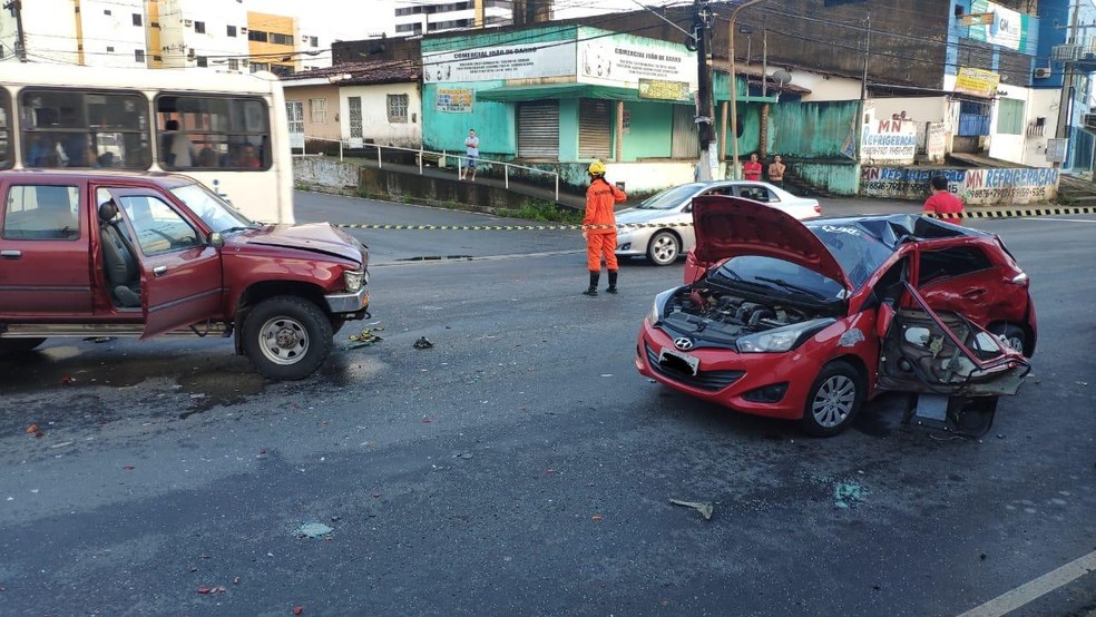Dois veículos colidiram no cruzamento do Ecorpark, em Maceió — Foto: Divulgação/Corpo de Bombeiros de Alagoas 