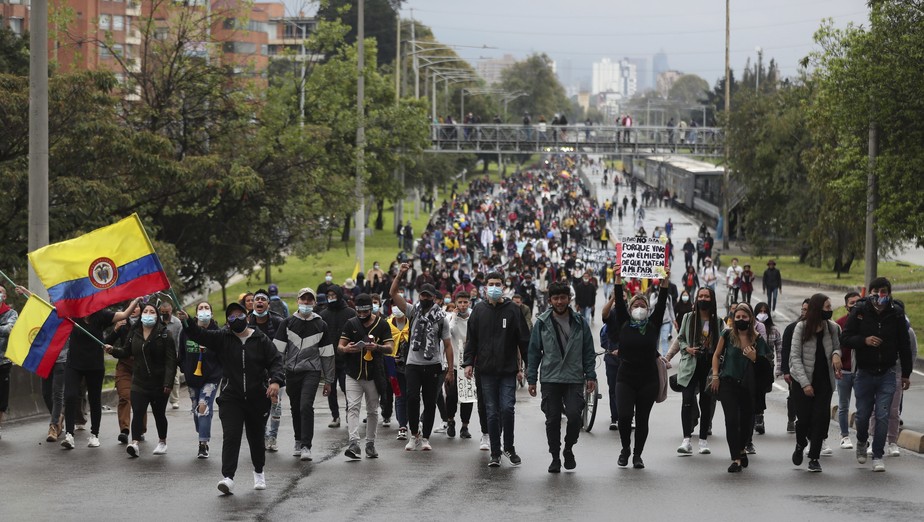 Estudantes se juntam a protestos na Colômbia