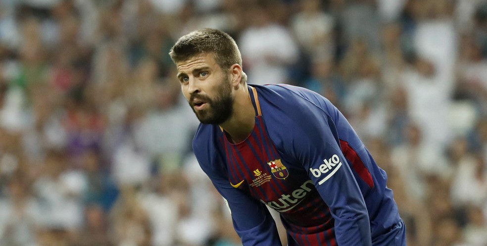 Piqué, em lance da derrota para o Real Madrid (Foto: Chema Moya/EFE)