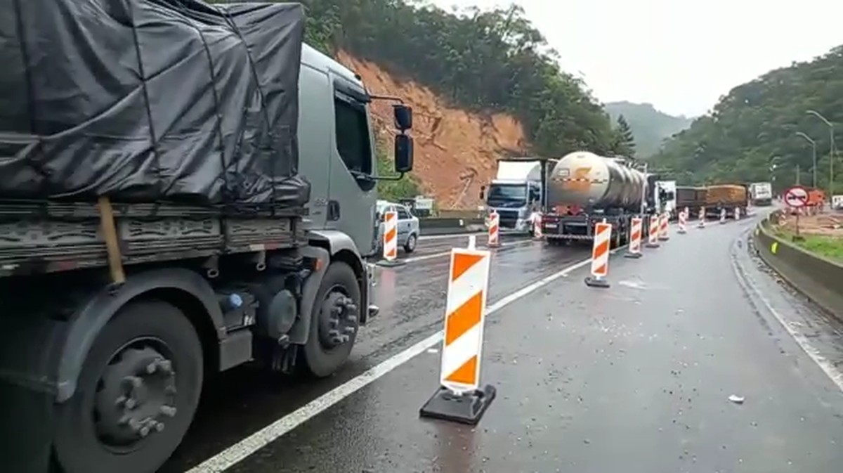 Restrição de circulação de caminhões na BR-277 e na BR-376 termina segunda  (26) e volta no Ano Novo; veja dias e horários | Trânsito PR | G1