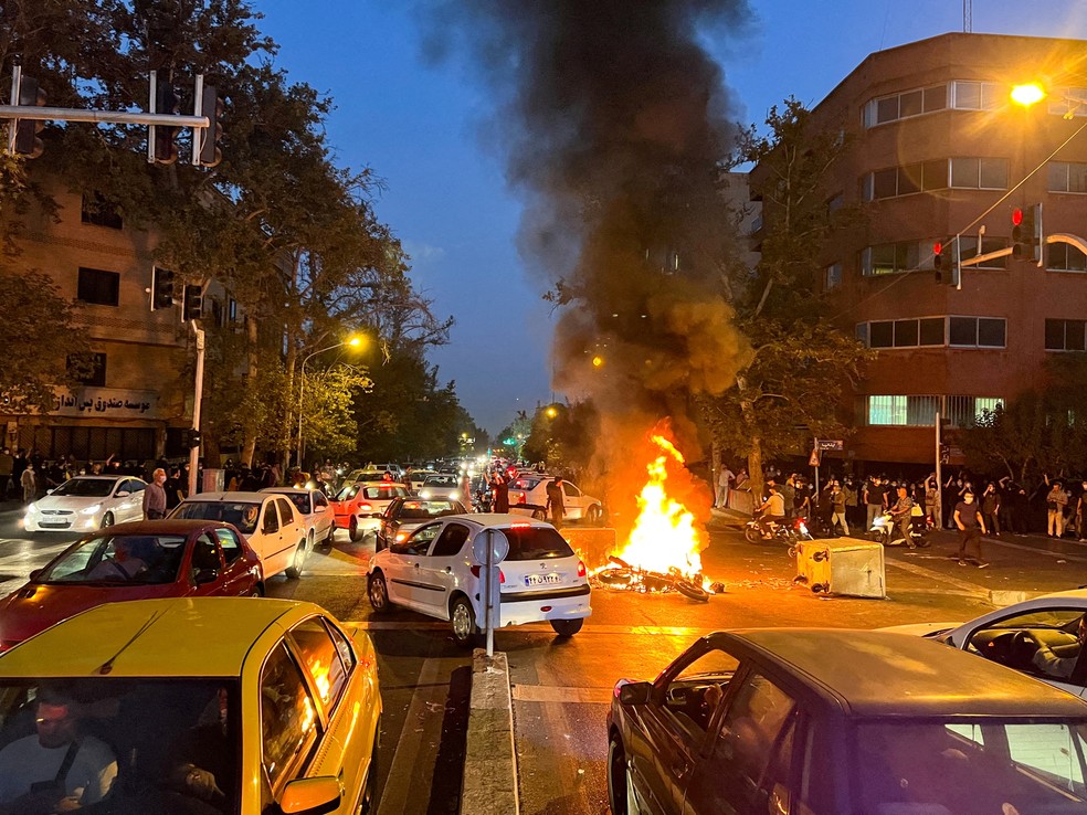 Manifestantes queimam motos de policiais durante manifestação em setembro de 2022 em Teerã em protesto contra a morte da jovem Mahsa Amini, presa por 'uso inadequado' do véu islâmico. — Foto: WANA (West Asia News Agency) via REUTERS