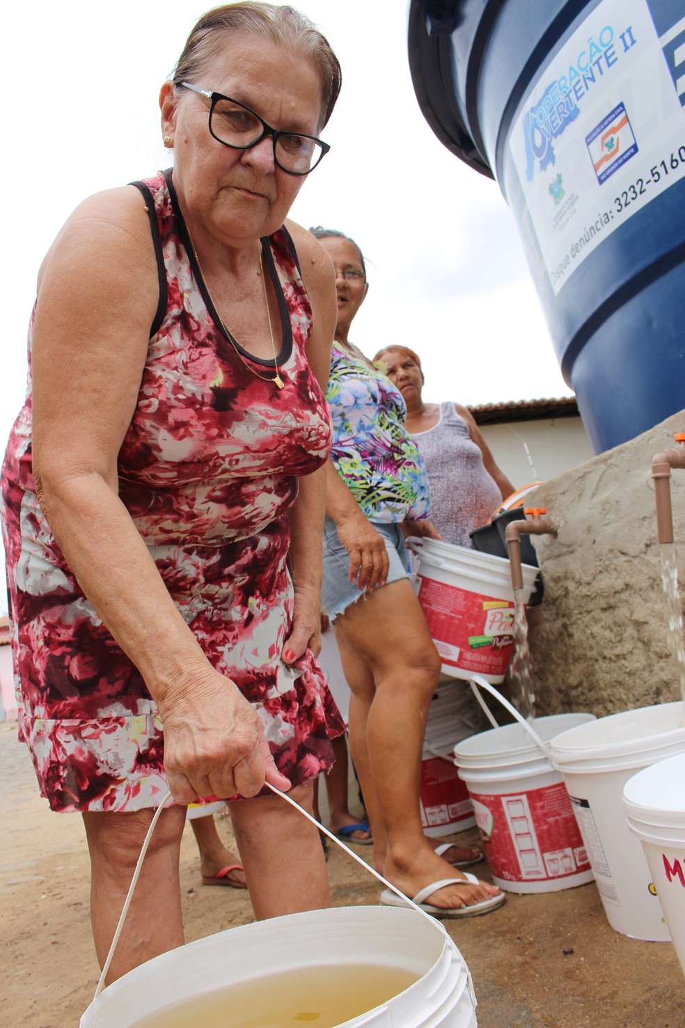 Maria do Rosário diz que só usa a água que pega nos chafarizes para lavar louça e tomar banho, e que por isso está pagando caro a particulares para ter água boa para beber e cozinhar (Foto: Anderson Barbosa/G1)