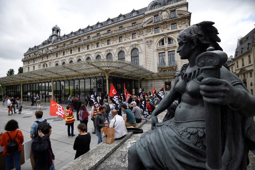 Funcionários do Museu de Orsay, em Paris, entraram em greve nesta terça-feira (19) contra o projeto de reorganização do Ministério da Cultura  (Foto: Eric Feferberg / AFP)