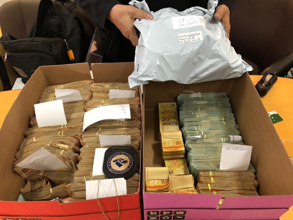 PF e Receita apreenderam mais de R$ 1,1 milhão em reais e valores em dólares e euros na residência de auditores — Foto: Reprodução