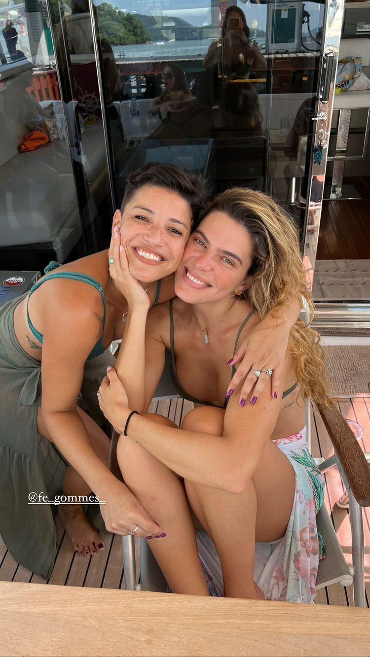 Mariana Goldfarb posa com amigas em passeio de lancha (Foto: Reprodução/Instagram)