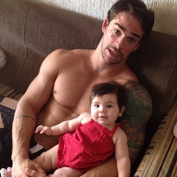 Ex-BBB Rodrigo e sua filha (Foto: Reprodução/Instagram)