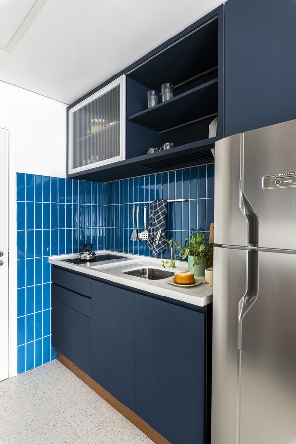 25 m² com toques de azul, serralheria e amplitude (Foto: Renato Navarro)